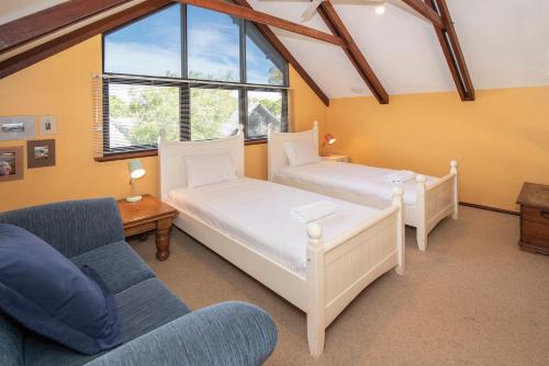 Dunsborough Beach Cottages tesisinde bir odada yatak veya yataklar