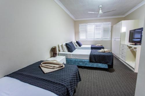 Кровать или кровати в номере Tropicana Motel