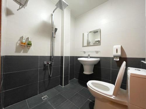 a bathroom with a shower and a toilet and a sink at 花宿 民宿 in Xiaoliuqiu