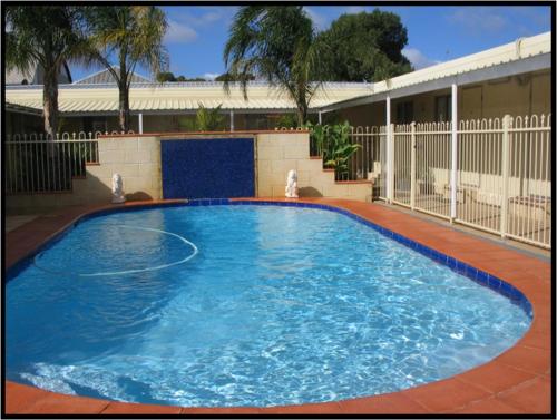 a large blue swimming pool in a yard at THE MEYERS HOUSE - ACCOMMODATION in Kalgoorlie