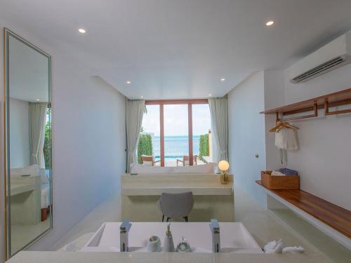 Foto da galeria de White Whale Beachfront Pool Villa em Ban Bang Po