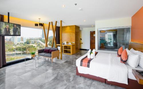 una camera da letto con un letto grande e un soggiorno di Balihai Bay Pattaya a Pattaya Sud