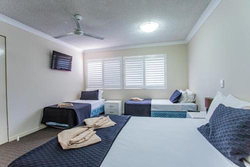 Кровать или кровати в номере Tropicana Motel