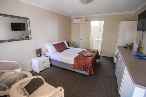 Кровать или кровати в номере Tropicana Motel