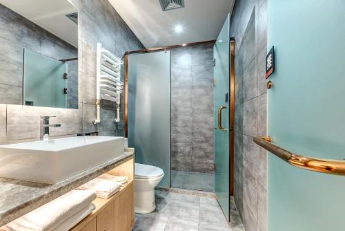 Salle de bains dans l'établissement Happy Dragon Saga Hotel with terrace-- Free wifi with fluent English speaking,Tourist ticket service&food recommendation,Near Tian'AnMen Forbidden City,Wangfujing walking street,Easy to get any tour sights by metro