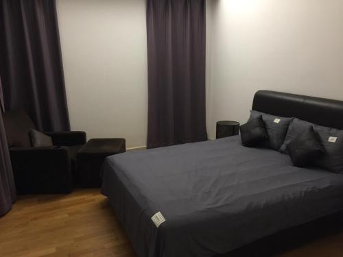 a bedroom with a bed and a couch at KL TOWER & KLCC VIEW HOTEL SUITE @ SUASANA BUKIT CEYLON BUKIT BINTANG in Kuala Lumpur