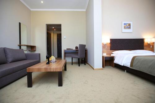 Postel nebo postele na pokoji v ubytování Tskaltubo Plaza Hotel