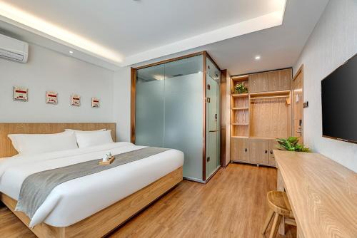 Un ou plusieurs lits dans un hébergement de l'établissement Happy Dragon Saga Hotel with terrace-- Free wifi with fluent English speaking,Tourist ticket service&food recommendation,Near Tian'AnMen Forbidden City,Wangfujing walking street,Easy to get any tour sights by metro