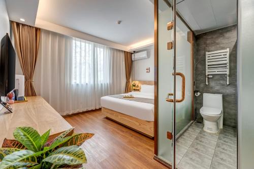 Un ou plusieurs lits dans un hébergement de l'établissement Happy Dragon Saga Hotel with terrace-- Free wifi with fluent English speaking,Tourist ticket service&food recommendation,Near Tian'AnMen Forbidden City,Wangfujing walking street,Easy to get any tour sights by metro