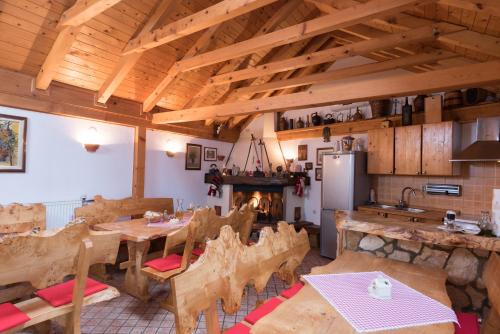 eine Küche und ein Esszimmer mit Tischen und einem Kamin in der Unterkunft VILLA MARIA Požega in Požega