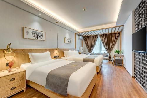Un ou plusieurs lits dans un hébergement de l'établissement Happy Dragon Saga Hotel with terrace-- Free wifi with fluent English speaking,Tourist ticket service&food recommendation,Near Tian'AnMen Forbidden City,Wangfujing walking street,Easy to get any tour sights by metro