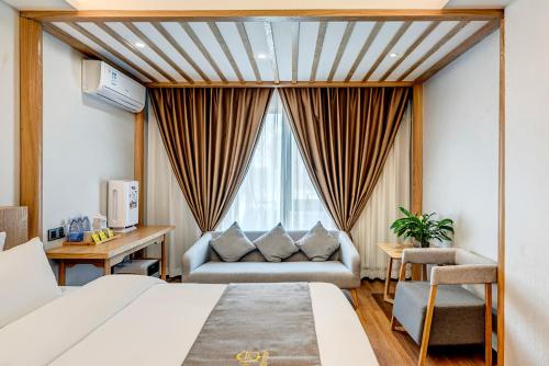 Un ou plusieurs lits dans un hébergement de l'établissement Happy Dragon Saga Hotel with terrace-- Free wifi with fluent English speaking,Tourist ticket service&food recommendation,Near Tian'AnMen Forbidden City,Wangfujing walking street,Easy to get any tour sights by metro