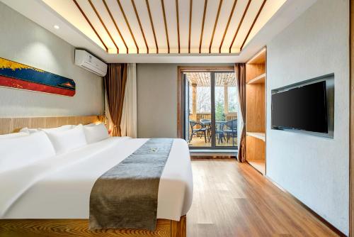 Un ou plusieurs lits dans un hébergement de l'établissement Happy Dragon Saga Hotel with terrace-- Free wifi with fluent English speaking,Tourist ticket service&food recommendation,Near Tian'AnMen Forbidden City,Wangfujing walking street,Easy to get any tour sights by metro