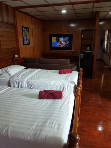 En eller flere senge i et værelse på Mai Thai Guest House