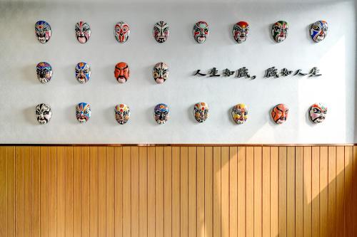 Photo de la galerie de l'établissement Happy Dragon Saga Hotel with terrace-- Free wifi with fluent English speaking,Tourist ticket service&food recommendation,Near Tian'AnMen Forbidden City,Wangfujing walking street,Easy to get any tour sights by metro, à Pékin