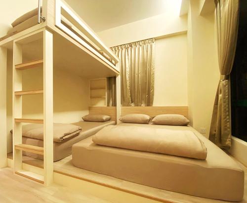 sypialnia z 2 łóżkami piętrowymi w pokoju w obiekcie Amadel Residence 爱媄德民宿 11 w Malakce