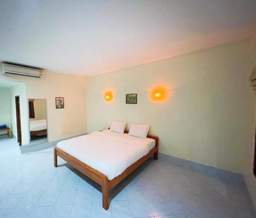 um quarto com uma cama com duas almofadas em GPM Resort Pattaya em Praia de Jomtien