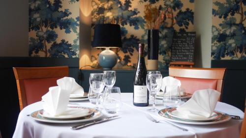 Gambar di galeri bagi Logis Hôtel & Restaurant - Le Saint-Louis di La Suze-sur-Sarthe