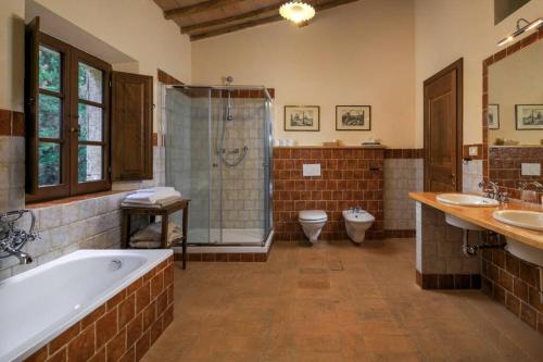 A bathroom at Podere Maiano - Private pool villa with spa