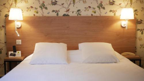 Katil atau katil-katil dalam bilik di Logis Hôtel & Restaurant - Le Saint-Louis