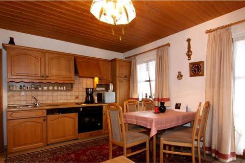 Kuchyň nebo kuchyňský kout v ubytování Ferienwohnung Flora