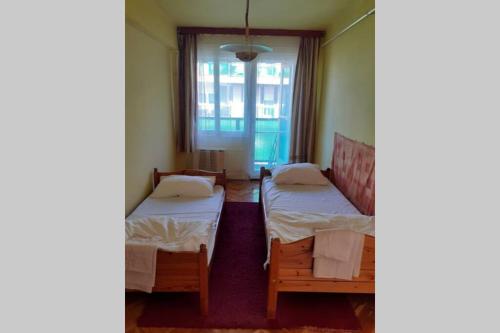 Postel nebo postele na pokoji v ubytování Andrassy Apartment