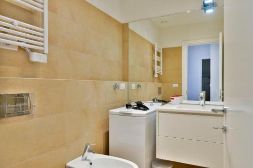 A bathroom at UR-NEST Galleria del Toro