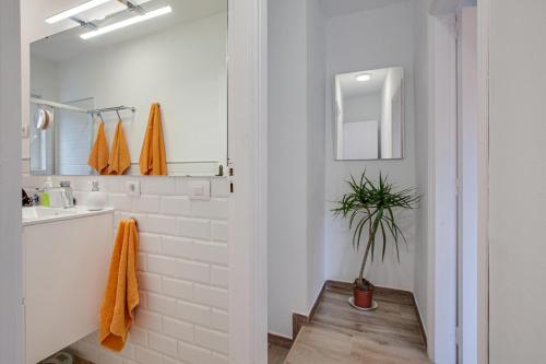 y baño con lavabo y espejo. en Casa Taganana en Santa Cruz de Tenerife