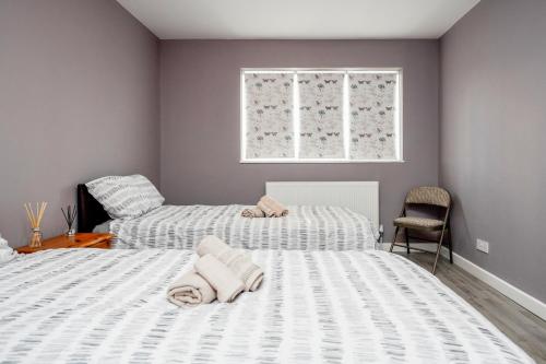 Säng eller sängar i ett rum på Remaj Serviced Accommodation, sleeps 7 & free parking