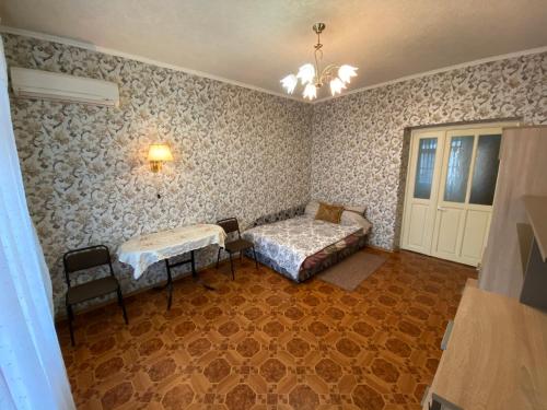 a room with two beds in a room with wallpaper at Двухкомнатная квартира в самом ЦЕНТРЕ Николаева !СОБОРНАЯ! 3 РАЗД МЕСТА in Mykolaiv
