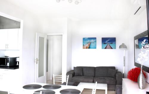 sala de estar con sofá y mesa en Le Riviera Plage, en Niza