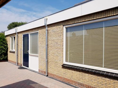 a building with blinds on the side of it at Mooi zo 1 in De Koog