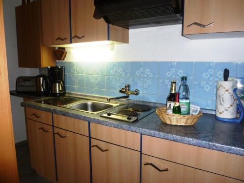 cocina con fregadero y encimera en Apartment Fudel en Kurort Oberwiesenthal