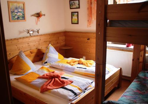 1 dormitorio con 2 literas y toallas. en Apartment Fudel en Kurort Oberwiesenthal