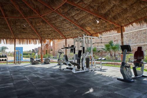 Cancun Sokhna Resort & Villas في العين السخنة: صالة ألعاب رياضية مع العديد من أجهزةالجري ومعدات القلب