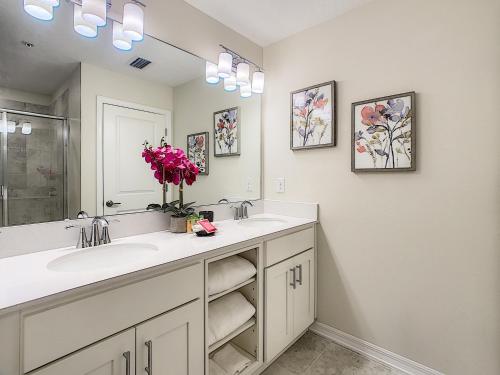 Vannituba majutusasutuses Modern Condo near Disney Foosball Water Park