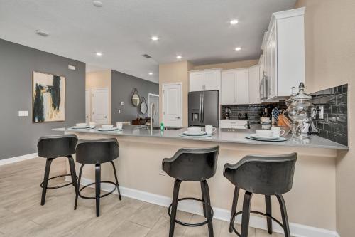 Η κουζίνα ή μικρή κουζίνα στο VILLA wPrivate Pool & Game Room near Disney