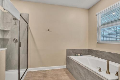 Ένα μπάνιο στο VILLA wPrivate Pool & Game Room near Disney