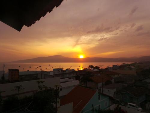 um pôr-do-sol do telhado de um edifício em Pousada Al Mare em Bombinhas