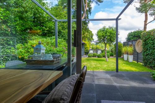Taman di luar Vakantiewoning met privé sauna