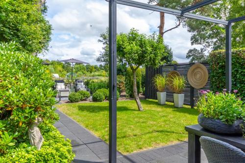 Taman di luar Vakantiewoning met privé sauna