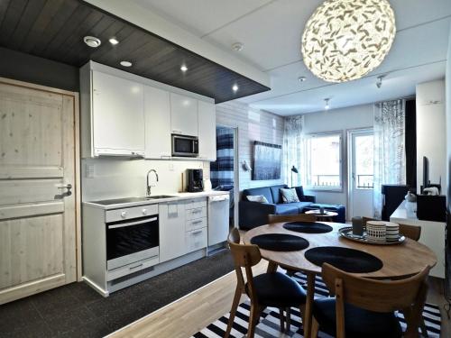 eine Küche und ein Wohnzimmer mit einem Tisch und Stühlen in der Unterkunft Levin Stara 2 in Kittilä