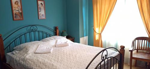 um quarto com uma cama com lençóis brancos e uma janela em Willa Silesia em Wisla
