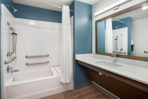 Ett badrum på WoodSpring Suites Sulphur - Lake Charles