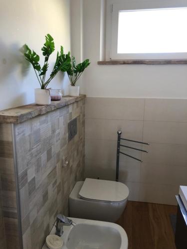 y baño con aseo y lavamanos. en La casa sul fiume, en Ascoli Piceno