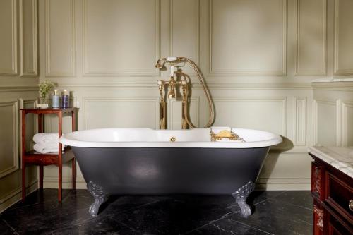 a black and white bath tub in a bathroom at The Gleneagles Hotel in Auchterarder