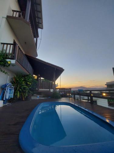 uma grande piscina azul ao lado de um edifício em Pousada Al Mare em Bombinhas