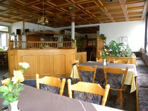 een eetkamer met een tafel en stoelen bij Thüringer Hof in Richelsdorf