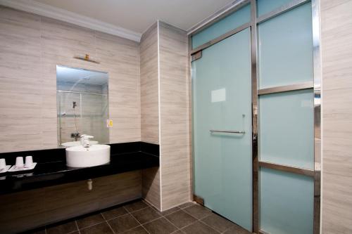 Kylpyhuone majoituspaikassa Hledu Hotel