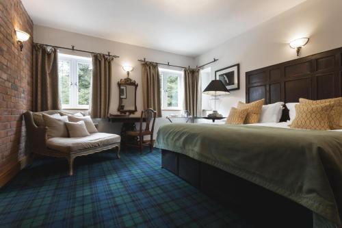 ケンダルにあるLyth Valley Country Houseのベッドルーム(大型ベッド1台、椅子付)